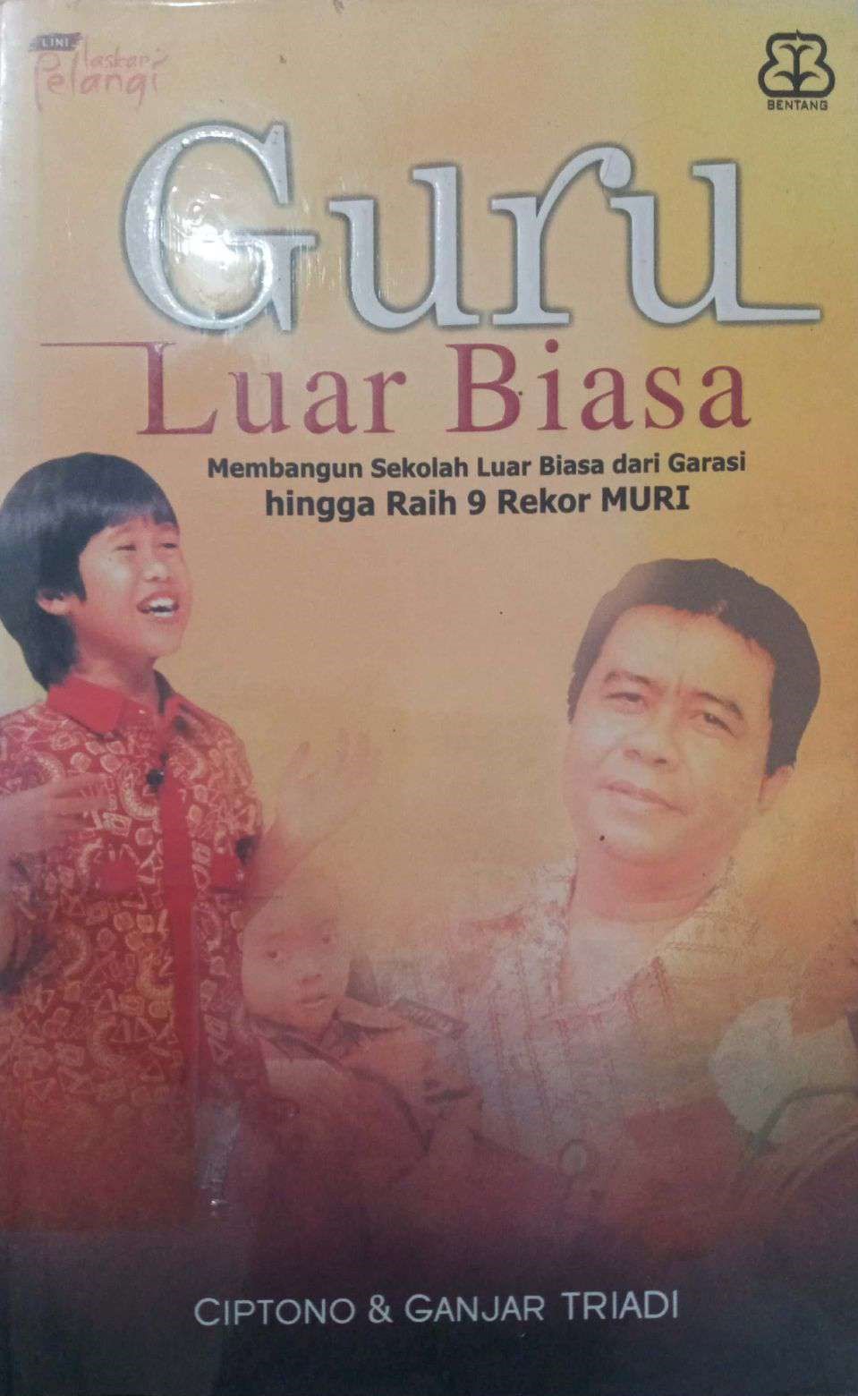 Guru Luar Biasa: Membangun Sekolah Luar Biasa dari Garasi hingga Raih 9 Rekor Muri