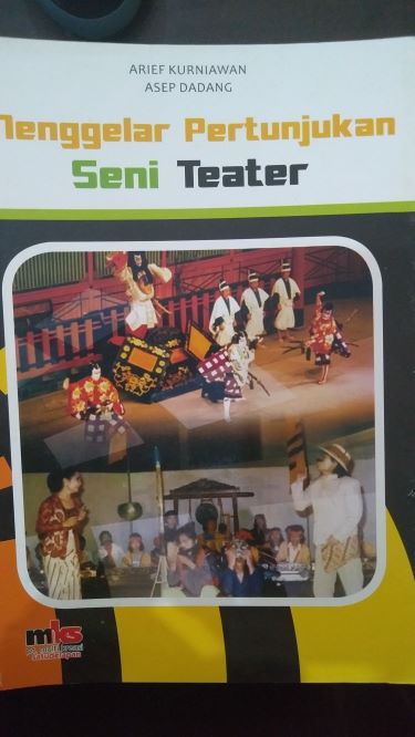 Menggelar Pertunjukan Seni Teater